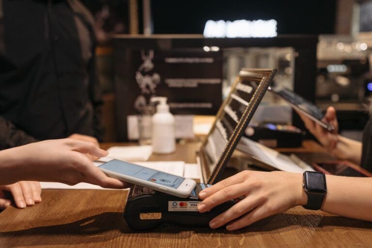 Pago digital sin contacto en un terminal de restaurante