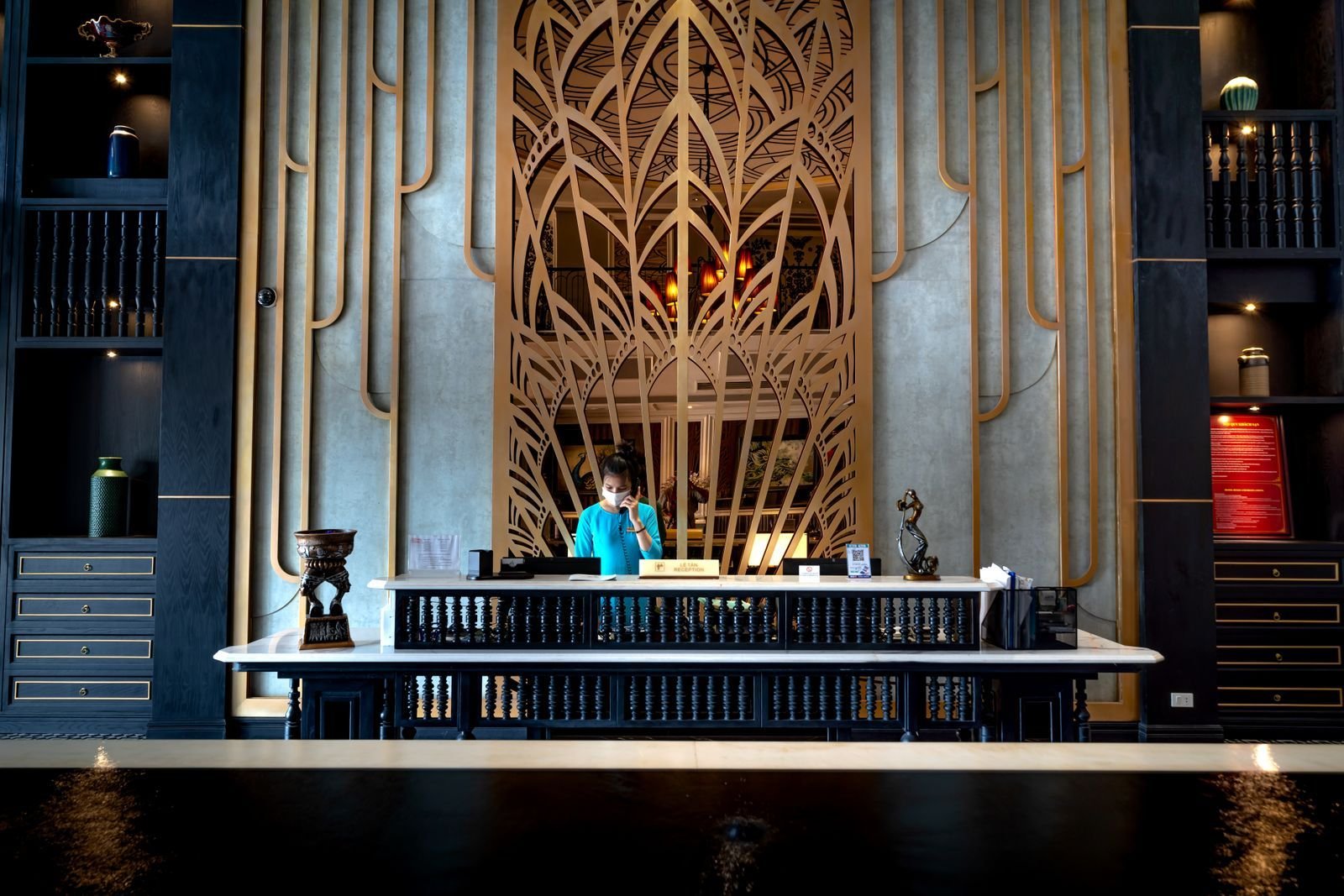 Mostrador de recepción de un hotel de diseño contemporáneo