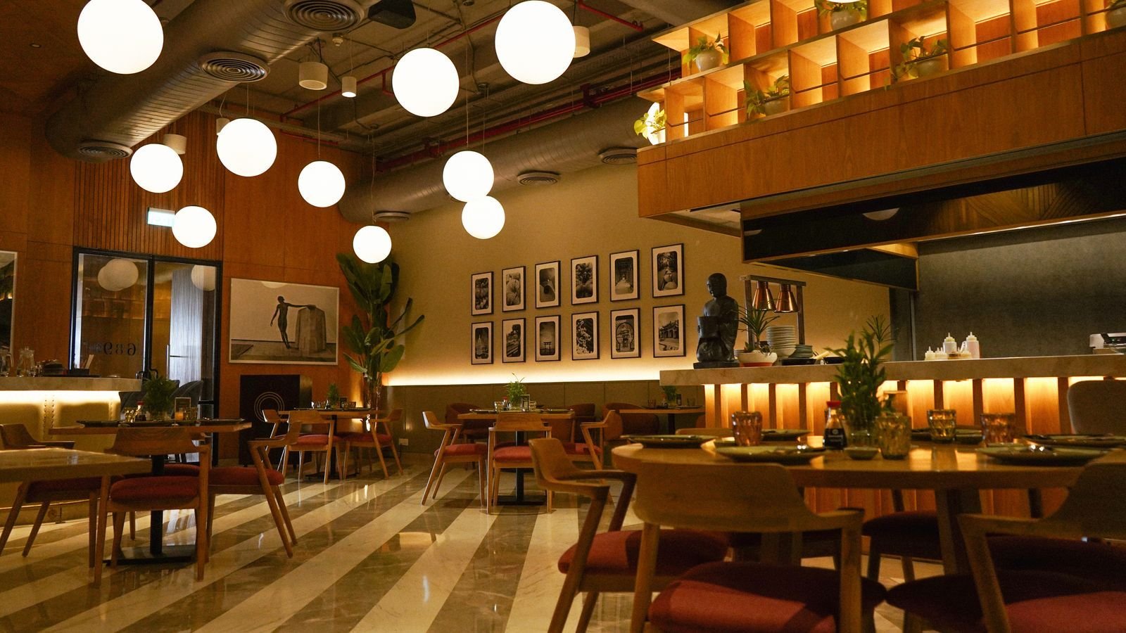 Comedor de restaurante contemporáneo con luz cálida