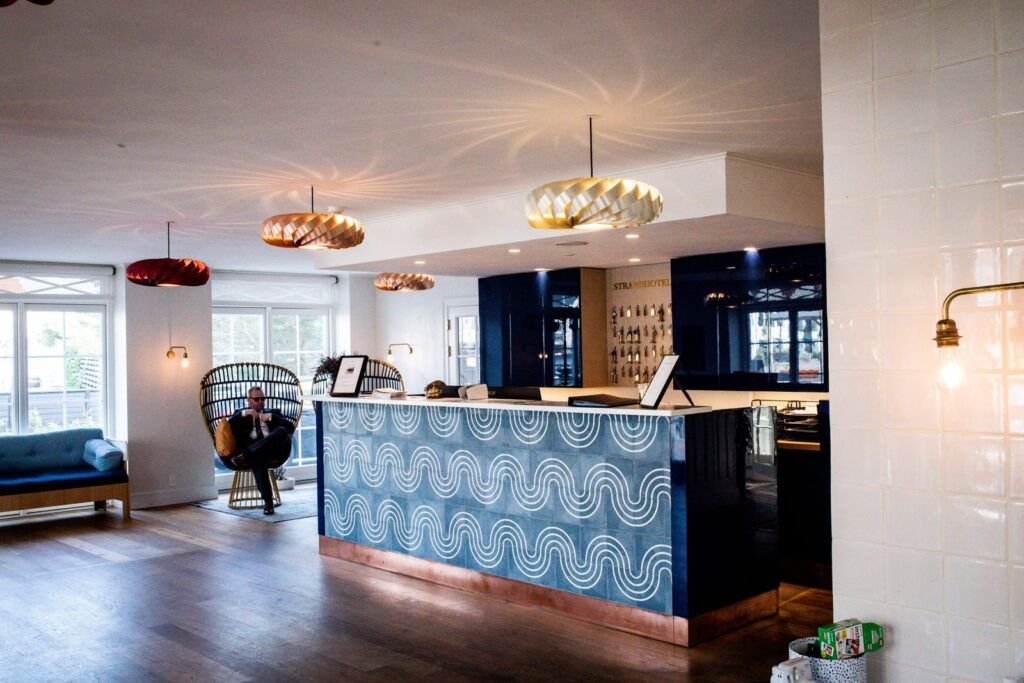 Recepción de hotel con diseño moderno